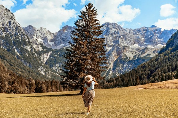 What's the Key to Crafting a Perfectly Spicy Jerk Chicken with Authentic Marinade?